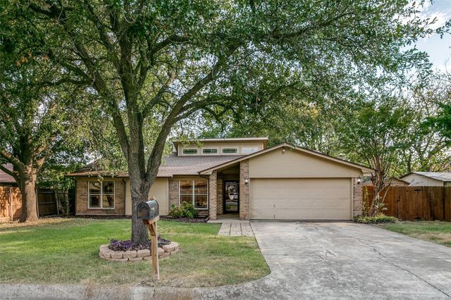 904 Dewey Scott St — Benbrook Lakeside Add