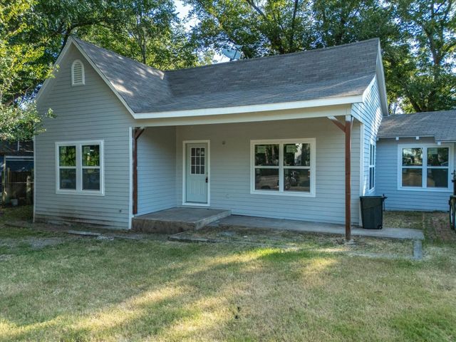 1106 N McKinney St — Ennis
