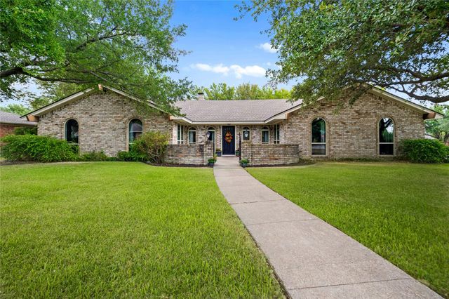 402 Coachlight Trl — Highland Hills