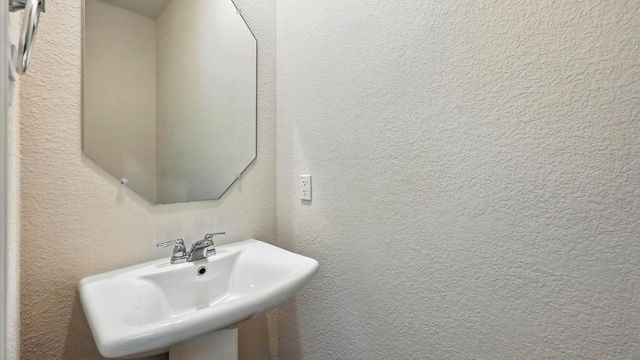 621 Newland Ct — Crossmill
