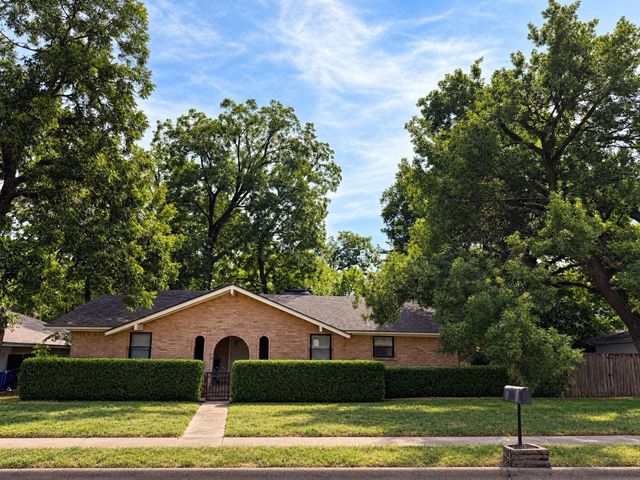 424 Lakewood Dr — Forest Park