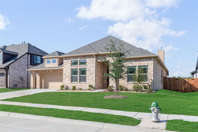 900 Twin Pine Ct — West Crossing