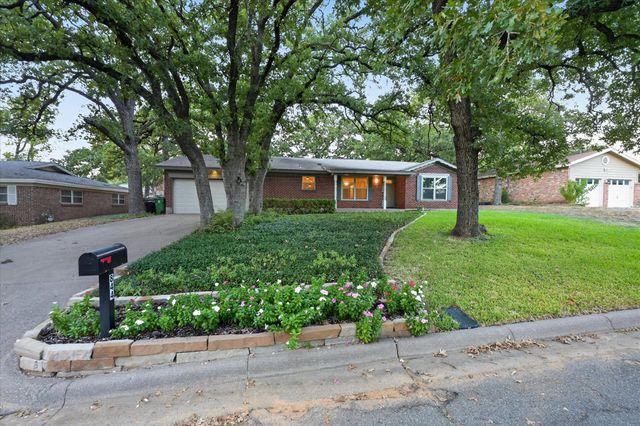 844 Woodcrest Dr — Forest Oaks West Add