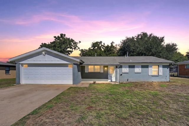 1216 Walker Dr — Walker Oaks Add