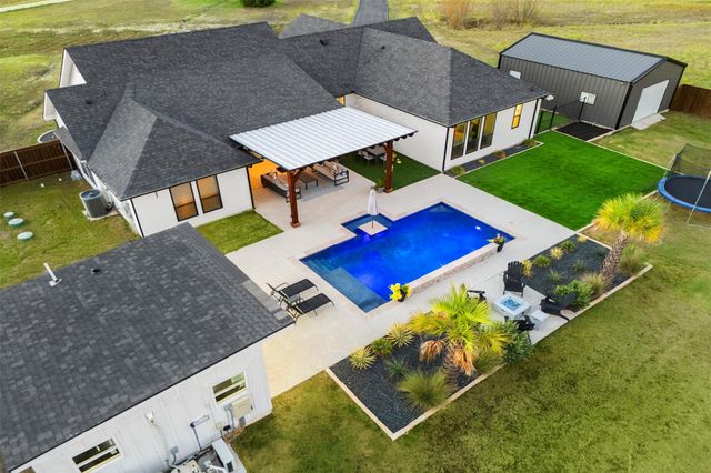 1220 Lynn Way — Delanie Park