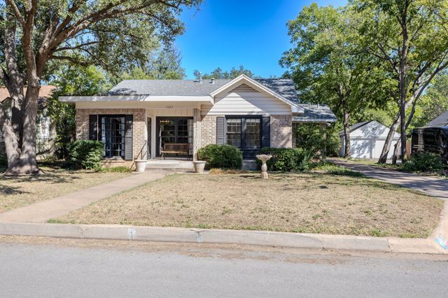 1125 Hollis Dr — Elmwood Addn