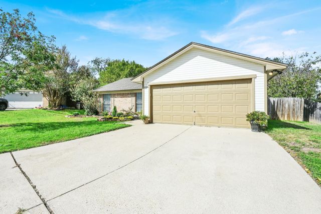1110 W Cozby Ct W — Wallace Heights Add