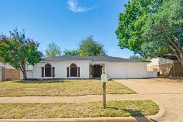 709 Charlyne Dr — Summercrest