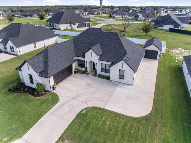 2156 Middlewood Cir — Pecan Plantation