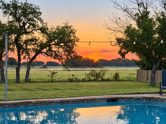 2609 Oaks Dr — Royal Oaks