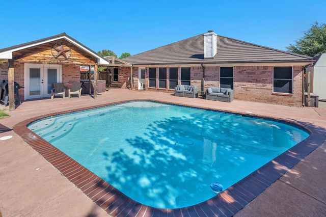 229 Willow Creek Dr — Willow Creek
