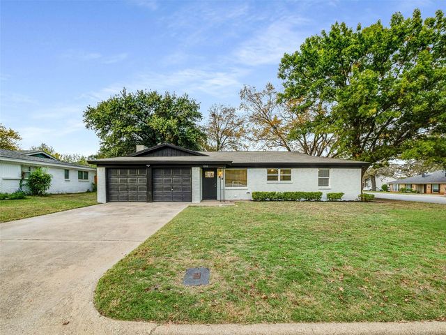 1200 Walker Dr — Walker Oaks Add