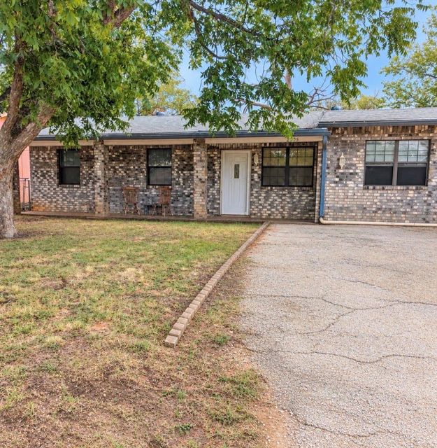 2225 Oakland Dr — Live Oaks Add