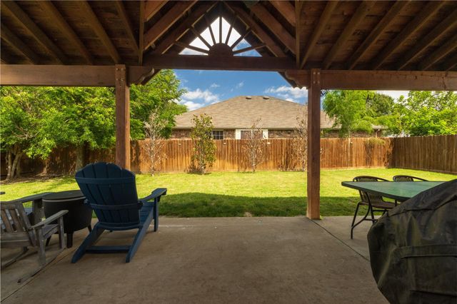 1016 Pebblecreek Dr — West Bend South