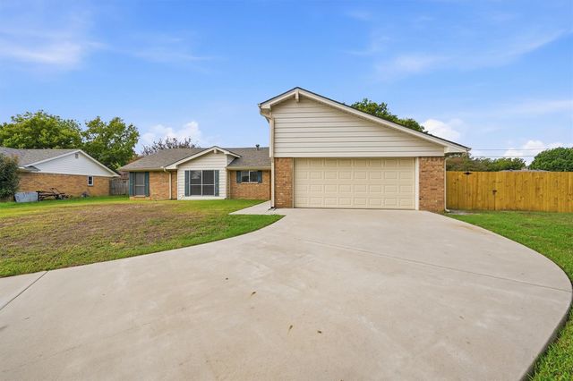 2110 Oak Creek Cir — Turtle Creek S Add Sec 2