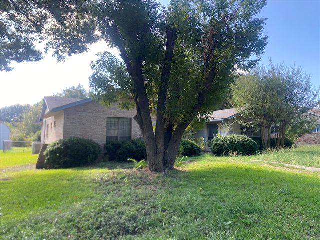 308 Valleyglen Dr — Brook Hollow Estates